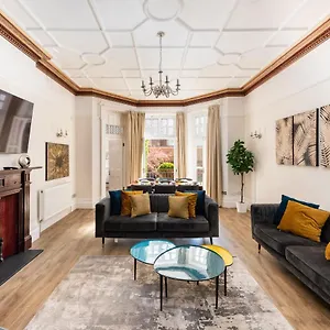3 Bedroom Garden Opposite The Apartment
