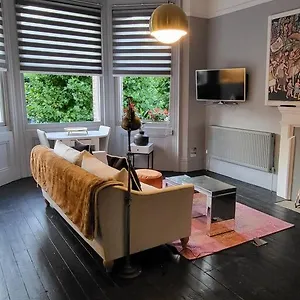 9 Modern Classic - Spacious One Bed - Great Location - Free Onsite Parking - Comfy Bed Apartment